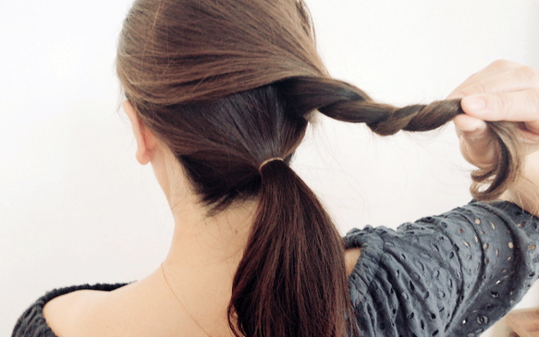 時短ヘアアレンジで脱オバサン化「大人の“こなれ編み”で作るアップヘア」