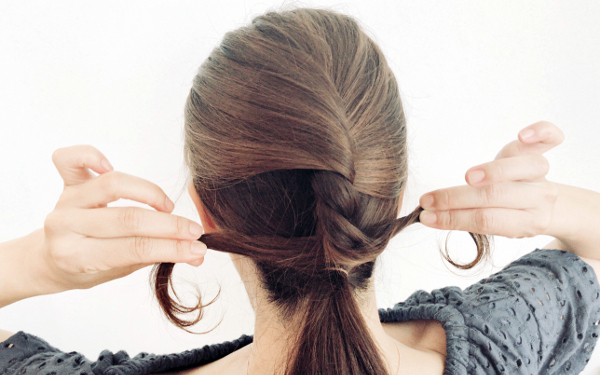 時短ヘアアレンジで脱オバサン化「大人の“こなれ編み”で作るアップヘア」