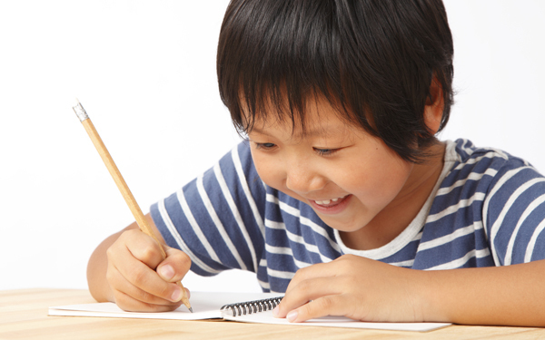 子どもの「作文力」を奪う親の行動とは？ 書く力を伸ばす秘訣【花まる式：子どもの“書く力”の育て方 Vol.3】