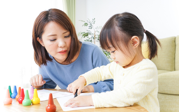 子どもの「作文力」を奪う親の行動とは？ 書く力を伸ばす秘訣【花まる式：子どもの“書く力”の育て方 Vol.3】