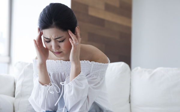 体調不良の原因は低気圧？ 天気で吐き気や頭痛、めまいがある人は必見