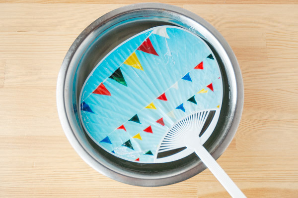 折り染めうちわの作り方！ 親子で楽しむ爽やかリメイク【昔ながらが”今”楽しい！レトロアートレシピ Vol.12】