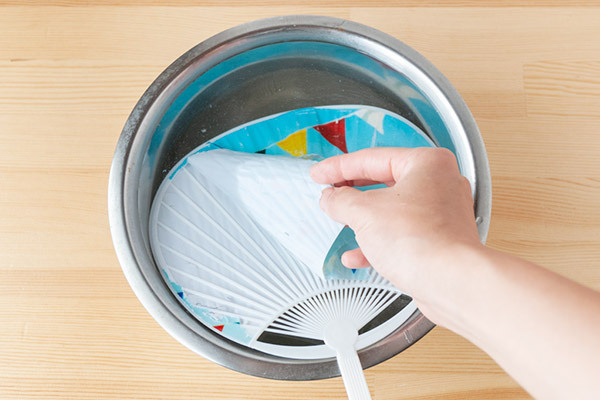 折り染めうちわの作り方！ 親子で楽しむ爽やかリメイク【昔ながらが”今”楽しい！レトロアートレシピ Vol.12】