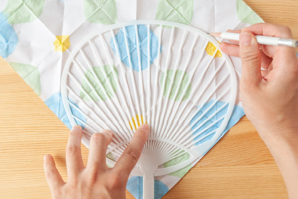 折り染めうちわの作り方！ 親子で楽しむ爽やかリメイク【昔ながらが”今”楽しい！レトロアートレシピ Vol.12】