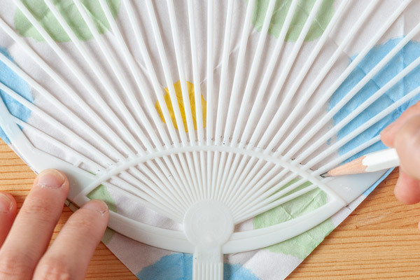 折り染めうちわの作り方！ 親子で楽しむ爽やかリメイク【昔ながらが”今”楽しい！レトロアートレシピ Vol.12】