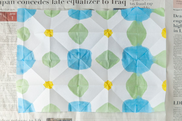 折り染めうちわの作り方！ 親子で楽しむ爽やかリメイク【昔ながらが”今”楽しい！レトロアートレシピ Vol.12】