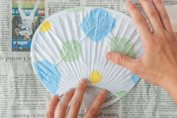 折り染めうちわの作り方！ 親子で楽しむ爽やかリメイク【昔ながらが”今”楽しい！レトロアートレシピ Vol.12】