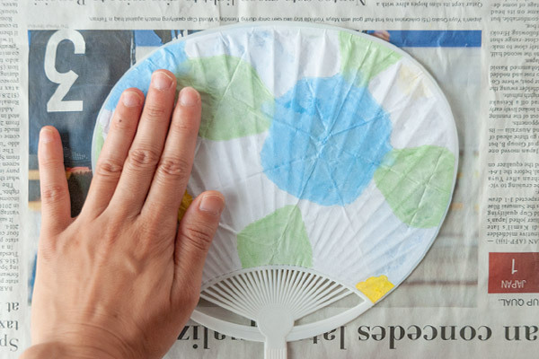折り染めうちわの作り方！ 親子で楽しむ爽やかリメイク【昔ながらが”今”楽しい！レトロアートレシピ Vol.12】