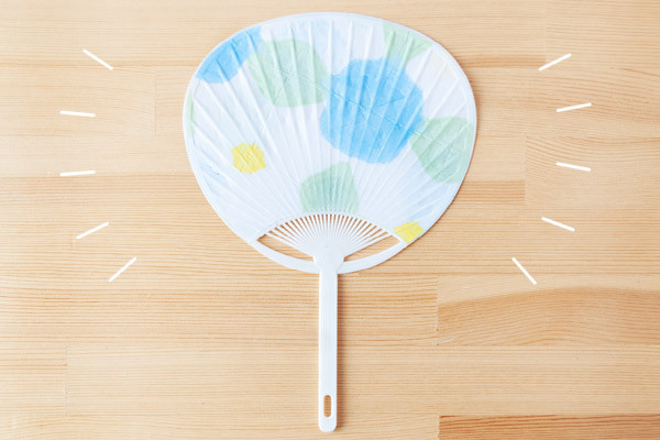 折り染めうちわの作り方！ 親子で楽しむ爽やかリメイク【昔ながらが”今”楽しい！レトロアートレシピ Vol.12】