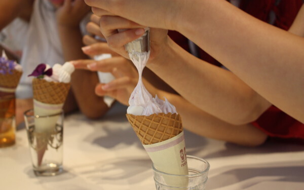 インスタ映えな簡単手作りお菓子「材料も手順も3つだけ」パブロバ作りに親子で挑戦！