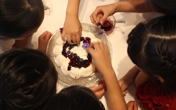 インスタ映えな簡単手作りお菓子「材料も手順も3つだけ」パブロバ作りに親子で挑戦！