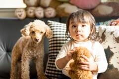 小さな子どもと犬猫たちが  “家庭で共生する”  ためのコツ【友森玲子さんインタビュー】（前編）