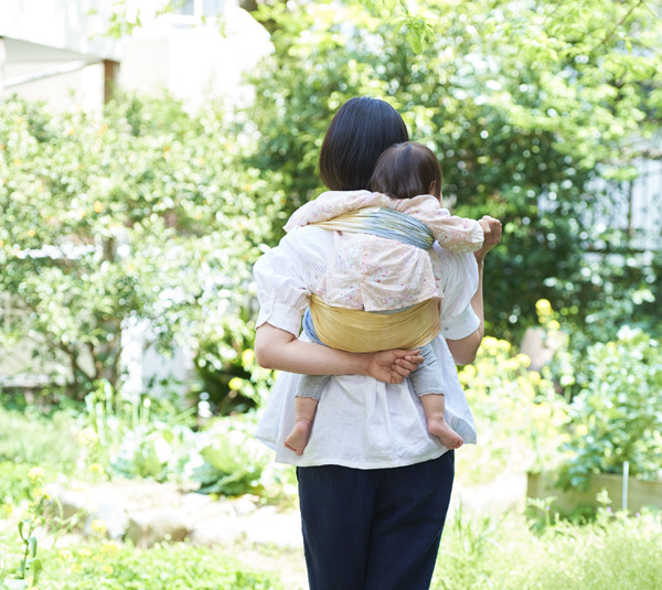 おんぶ紐や抱っこ紐にも！ 子どもを守る防災グッズ「さらし」の使い方