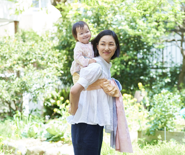 おんぶ紐や抱っこ紐にも！ 子どもを守る防災グッズ「さらし」の使い方