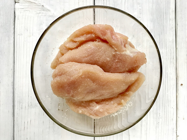 絶対に失敗しない！ ふっくらやわらか「自家製サラダチキン」の作り方【ラクしておいしい！ 子どもごはん  Vol.1】