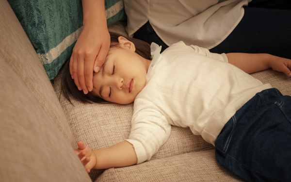 【医師監修】子どもが発熱！ 救急受診する目安や判断基準は？＜パパ小児科医の子ども健康事典 第3話＞