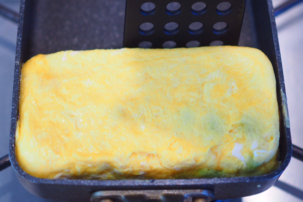 卵焼きを冷めてもふわふわにするコツ！ 甘い卵焼きの定番レシピ【MAYAさんちのお弁当レシピ  Vol.2】