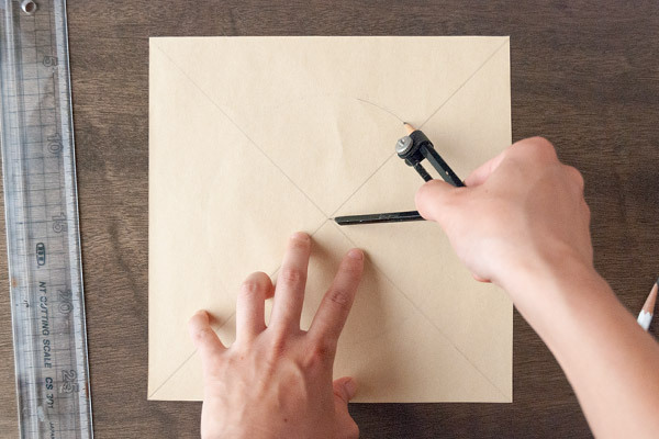 台風の日の室内遊びに！　家にあるものでできる紙ずもうの作り方【昔ながらが”今”楽しい！レトロアートレシピ Vol.13】