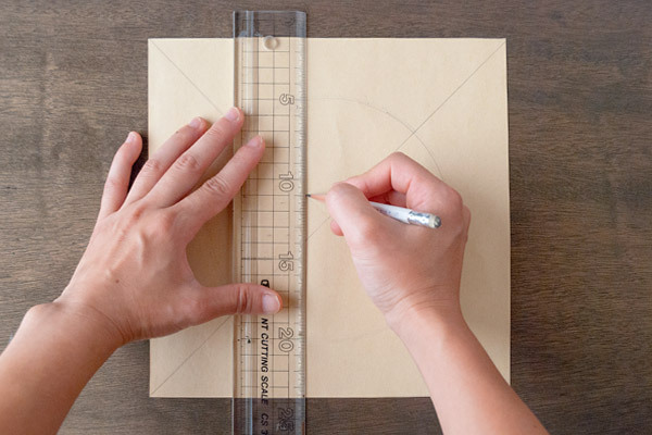 台風の日の室内遊びに！　家にあるものでできる紙ずもうの作り方【昔ながらが”今”楽しい！レトロアートレシピ Vol.13】