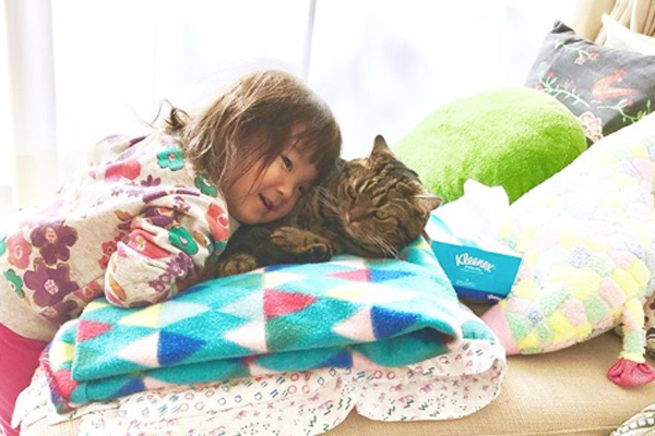 【いぬねこ うちのこ。】3歳の娘さんと猫のポポ（4歳）／りーさん