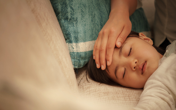 【医師監修】子どもが発熱！ 外出の目安や安静にできない子どもとの過ごし方＜パパ小児科医の子ども健康事典 第4話＞