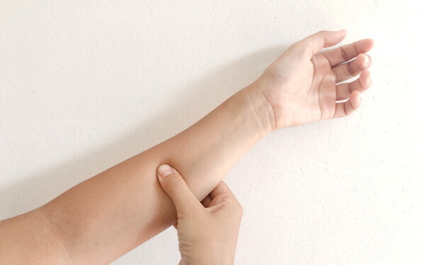 手がシワシワになる前に「たった3ステップ」時短ハンドケア