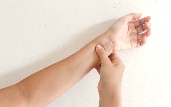 手がシワシワになる前に「たった3ステップ」時短ハンドケア