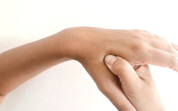 手がシワシワになる前に「たった3ステップ」時短ハンドケア