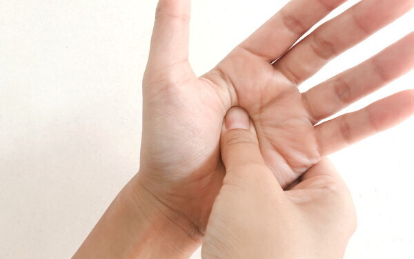 手がシワシワになる前に「たった3ステップ」時短ハンドケア