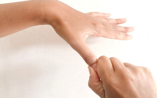 手がシワシワになる前に「たった3ステップ」時短ハンドケア