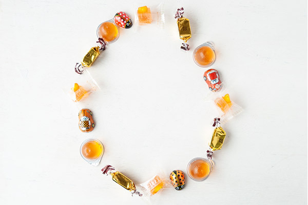 ハロウィンのおもてなしに！ 子どもがよろこぶお菓子のネックレス【昔ながらが”今”楽しい！レトロアートレシピ Vol.15】