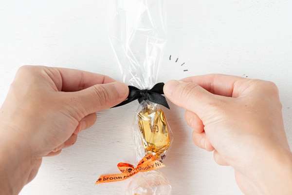 ハロウィンのおもてなしに！ 子どもがよろこぶお菓子のネックレス【昔ながらが”今”楽しい！レトロアートレシピ Vol.15】