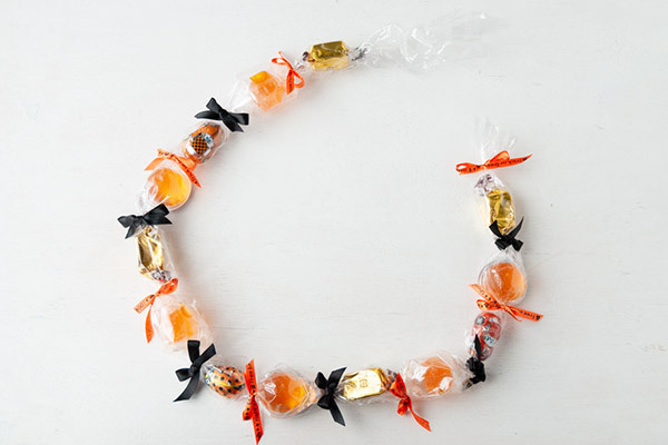 ハロウィンのおもてなしに！ 子どもがよろこぶお菓子のネックレス【昔ながらが”今”楽しい！レトロアートレシピ Vol.15】