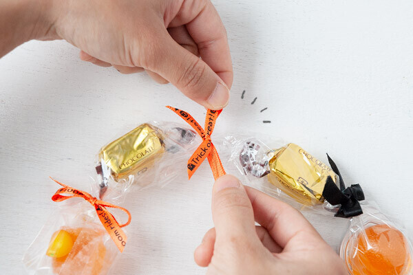 ハロウィンのおもてなしに！ 子どもがよろこぶお菓子のネックレス【昔ながらが”今”楽しい！レトロアートレシピ Vol.15】