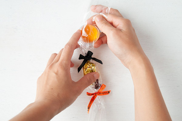 ハロウィンのおもてなしに！ 子どもがよろこぶお菓子のネックレス【昔ながらが”今”楽しい！レトロアートレシピ Vol.15】