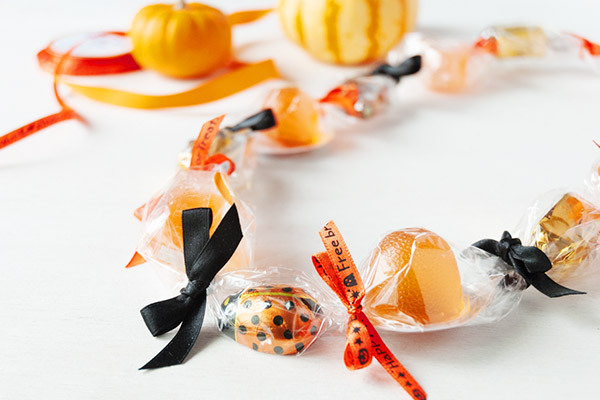 ハロウィンのおもてなしに！ 子どもがよろこぶお菓子のネックレス【昔ながらが”今”楽しい！レトロアートレシピ Vol.15】