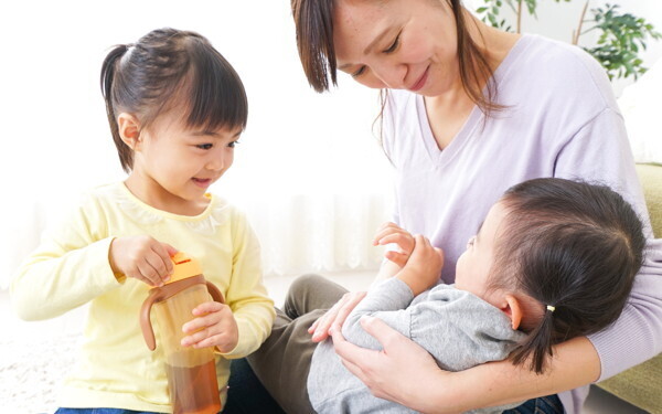 赤ちゃん返り「上の子はどう感じている？」不安を取り除く2つの方法【「ママ、あのね」心理相談のプロに聞く“子どもの気持ち、ママの気持ち”  第1回】