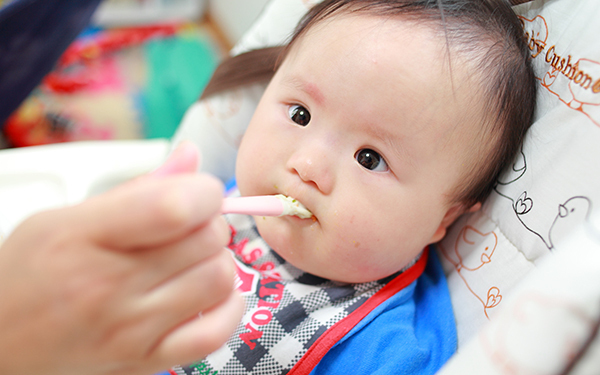 離乳食、ベビーフードばかりに抵抗がある…罪悪感からママを救うには