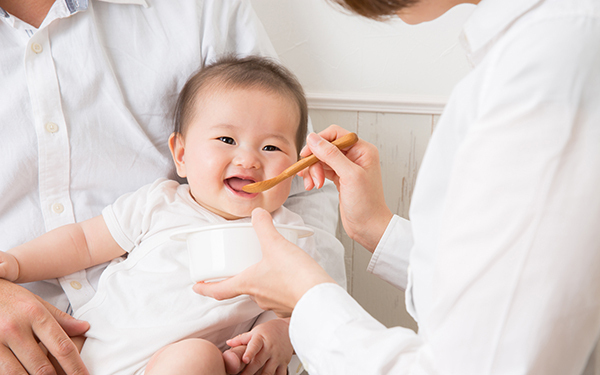 離乳食、ベビーフードばかりに抵抗がある…罪悪感からママを救うには