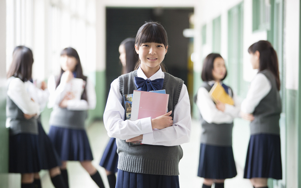 下着は白、マフラー禁止、男子との会話禁止。これってブラック校則？【パパママの本音調査】  Vol.303