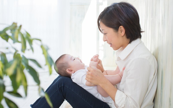 「あふれる子育て情報、ママはどれを信じれば？」悩む前に知っておきたいこと【ママの心が軽くなる「助産師さんの子育てヒント」 第2回】 