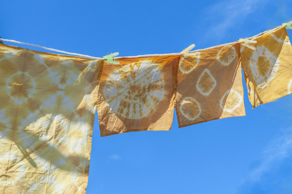 草木染めを野菜で作ろう！ 身近な材料で子どもと楽しむ方法【昔ながらが”今”楽しい！レトロアートレシピ Vol.17】