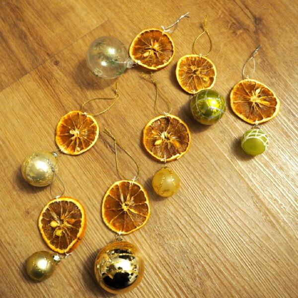 クリスマスツリーはたたむ時代？　おしゃれなのに省スペース・高コスパ「クリスマスデコレーション6選」