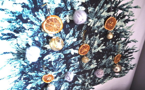 クリスマスツリーはたたむ時代？　おしゃれなのに省スペース・高コスパ「クリスマスデコレーション6選」