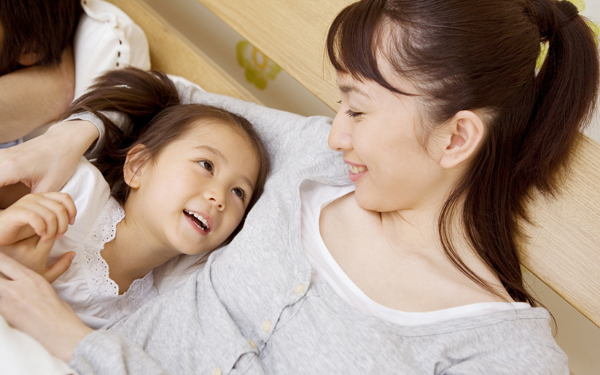 子どもと一緒に寝るのは何歳まで？ “止められない”ママの葛藤