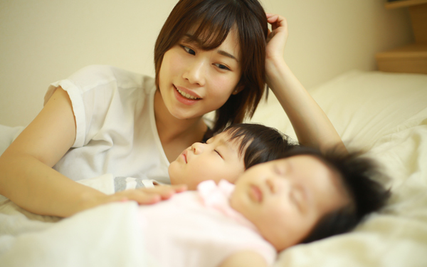 子どもと一緒に寝るのは何歳まで？ “止められない”ママの葛藤