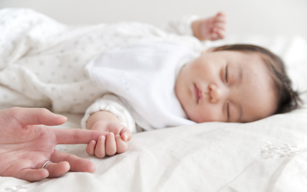 子育て初めてママ「理由もなく涙が出る…」気分が落ち込む原因は？