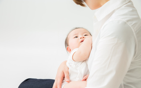 子育て初めてママ「理由もなく涙が出る…」気分が落ち込む原因は？