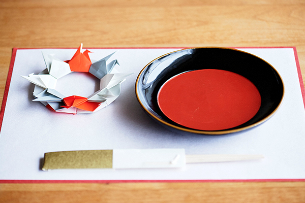 クリスマスリース＆お正月飾りに！ 簡単「折り紙リース」の作り方