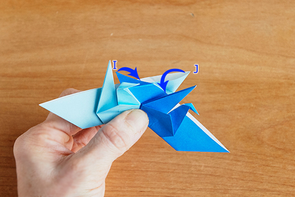 クリスマスリース＆お正月飾りに！ 簡単「折り紙リース」の作り方